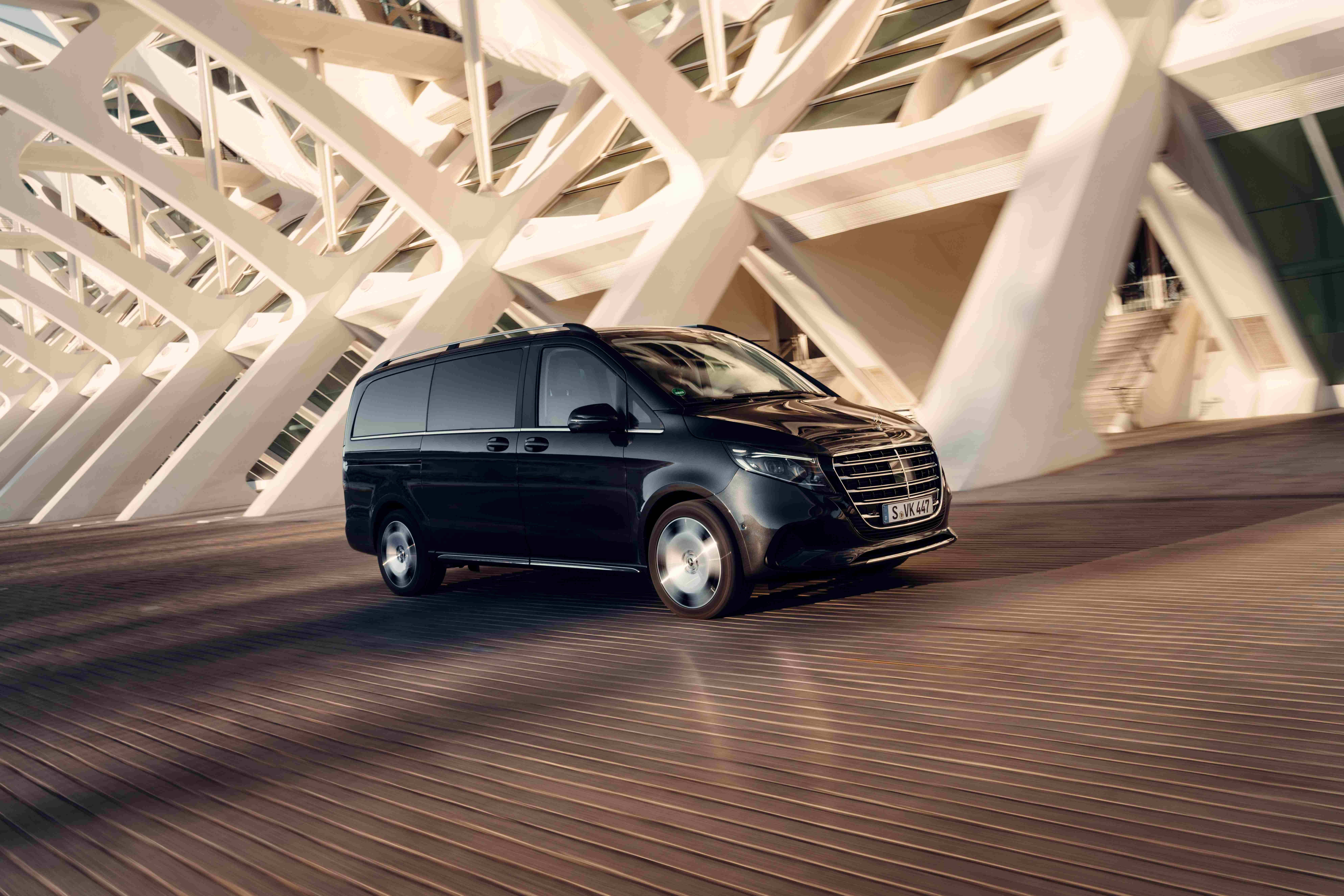 圖5、針對家庭與商務客層的 V-Class，推出首期免付搭配 120 萬 40 期低利率優惠方案